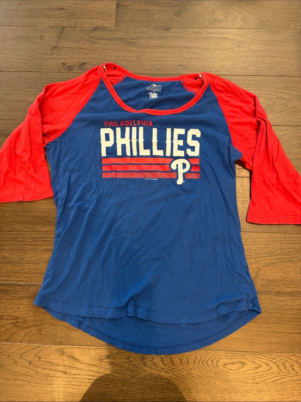 Philadelphia Phillies Women’s 3/4 Sleeve Raglan Tee Size Large - C58-029